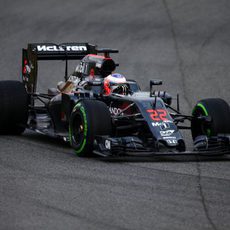 Primeras vueltas para el McLaren que confía mejorar este año