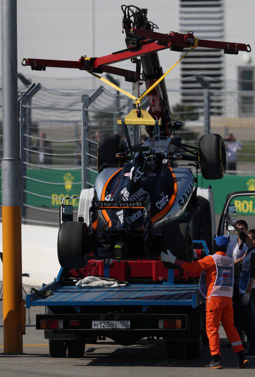 La grúa retira el coche de Nico Hülkenberg en Sochi