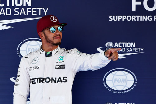 Un sonriente Lewis Hamilton recupera la pole