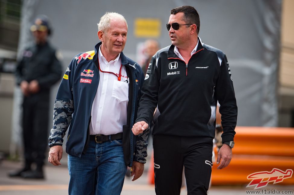 Eric Boullier y Helmut Marko charlan en Mónaco