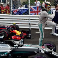 Salto de victoria de Lewis Hamilton