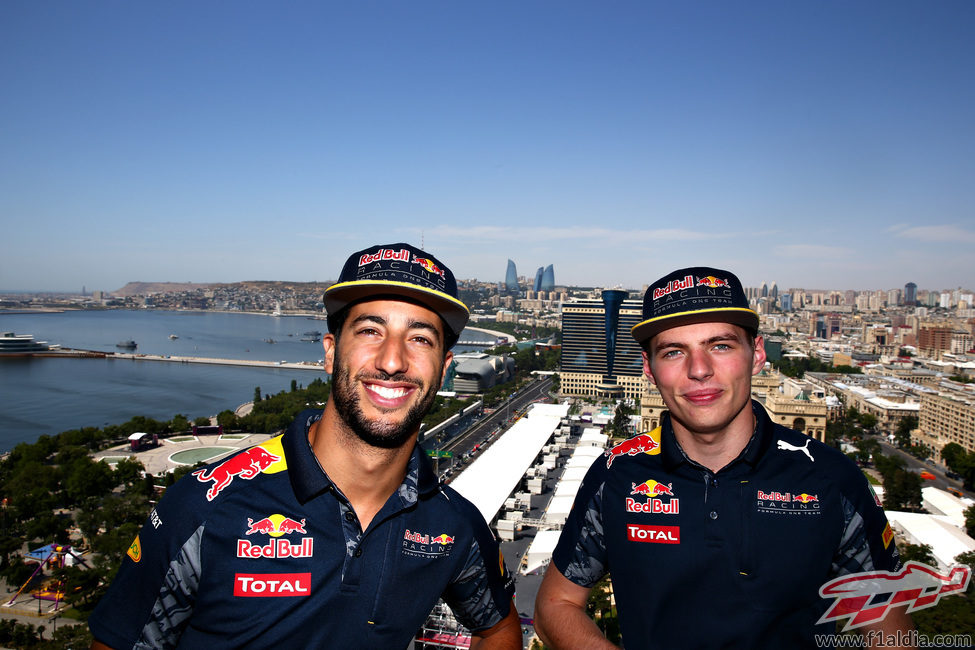 Daniel Ricciardo y Max Verstappen posan en Bakú