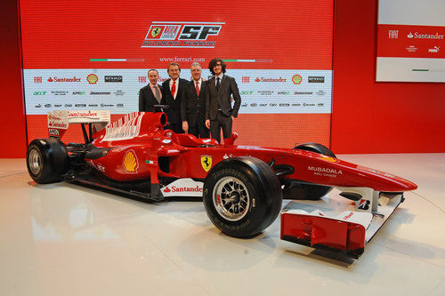 Piero Ferrari también posa junto al F10