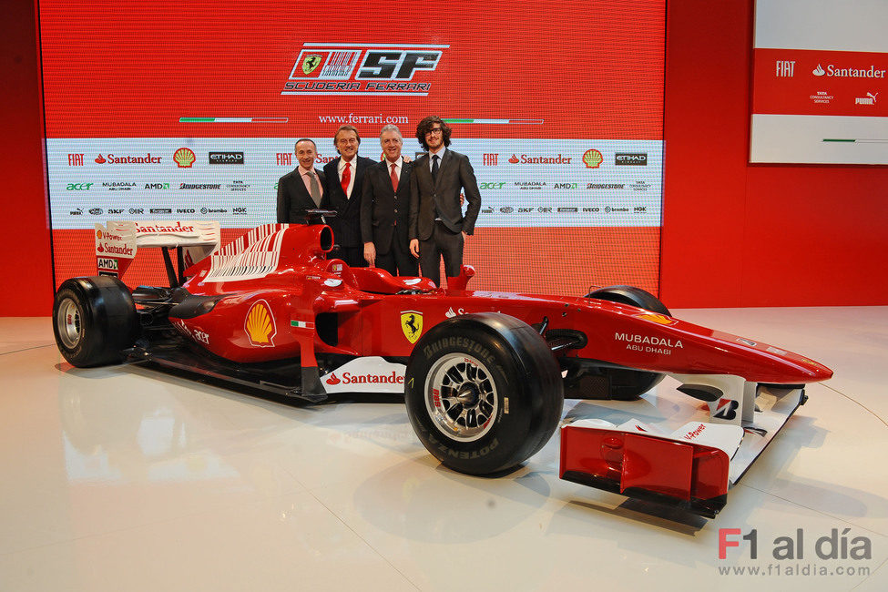 Piero Ferrari también posa junto al F10