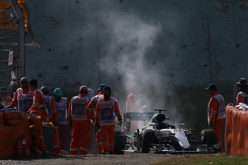 Lewis Hamilton abandona en Sepang por rotura de motor