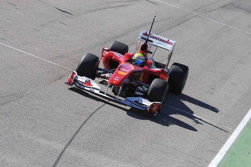 El coche blanco y rojo