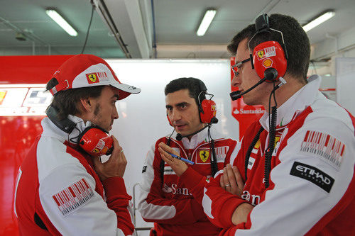 Fernando Alonso, Andrea Stella y Chris Dyer