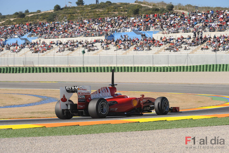 La afición vibra con Alonso en pista