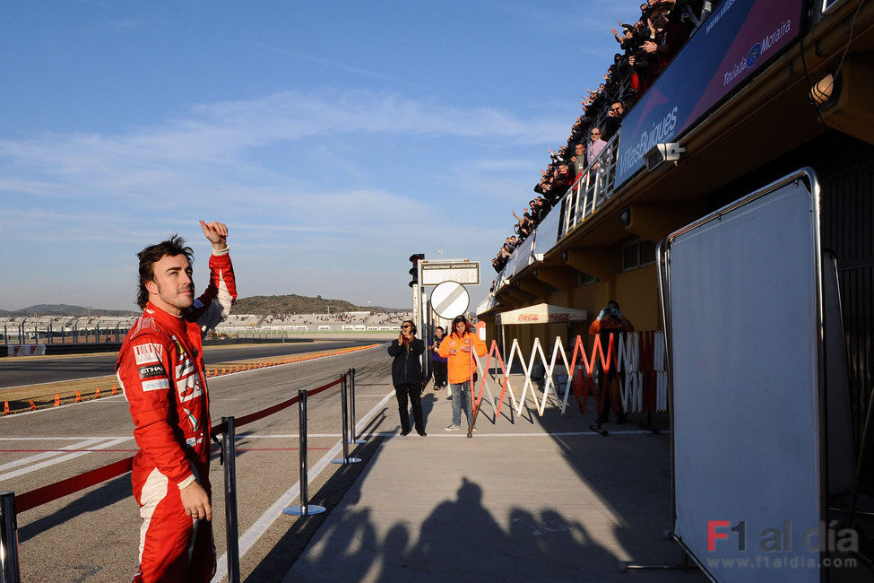 Alonso se despide de la afición de Cheste