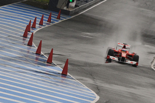 Un 'pit-lane' muy mojado