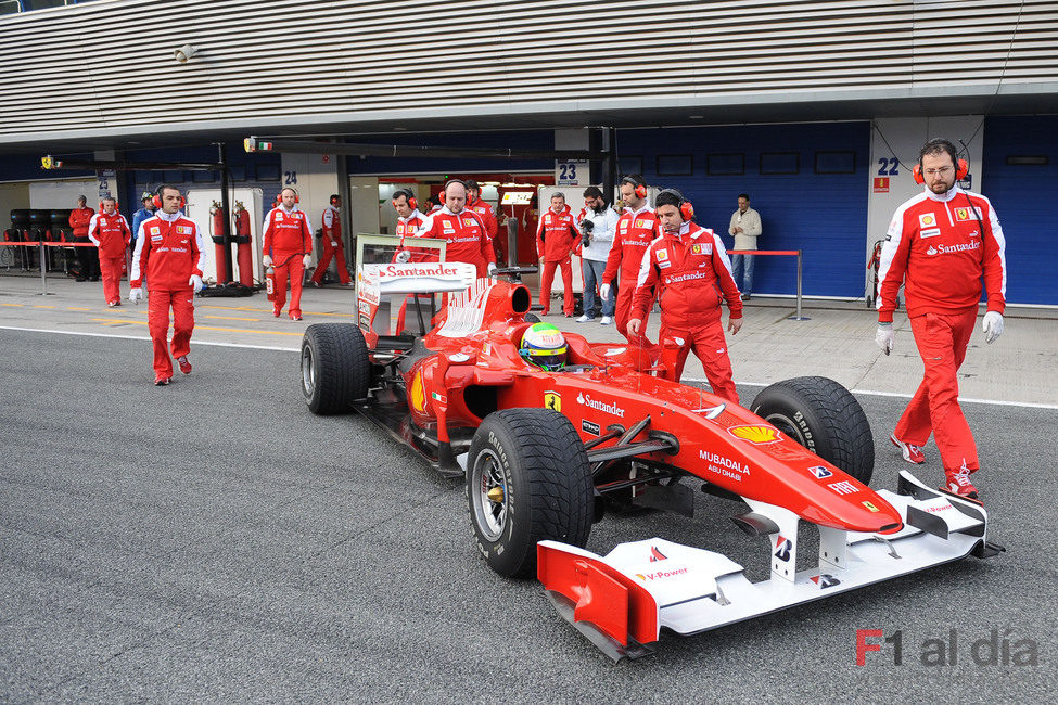 Massa vuelve con el Ferrari al box