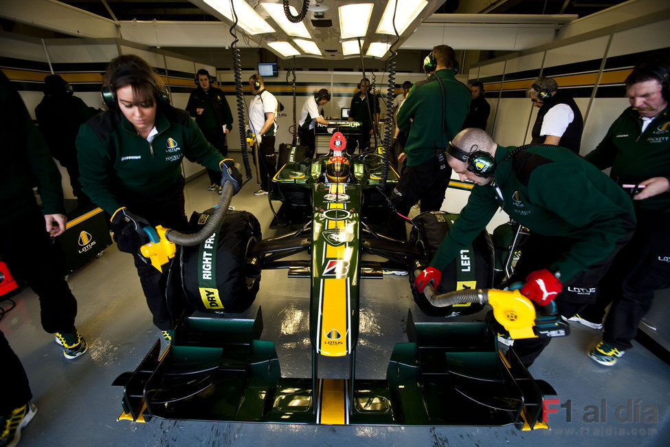 El equipo Lotus trabaja duro