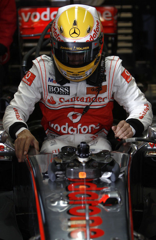 Lewis se monta en el MP4-25