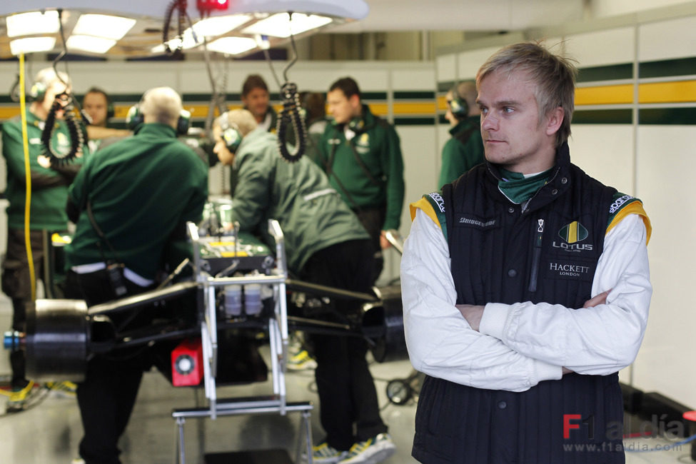 Kovalainen frente al box de Lotus