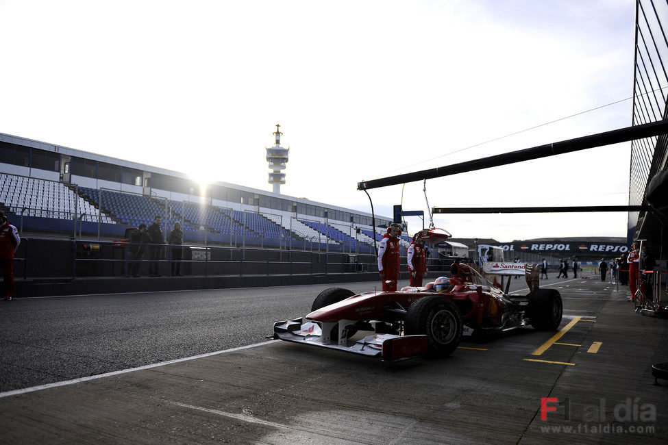 Alonso sale del box con el amanecer