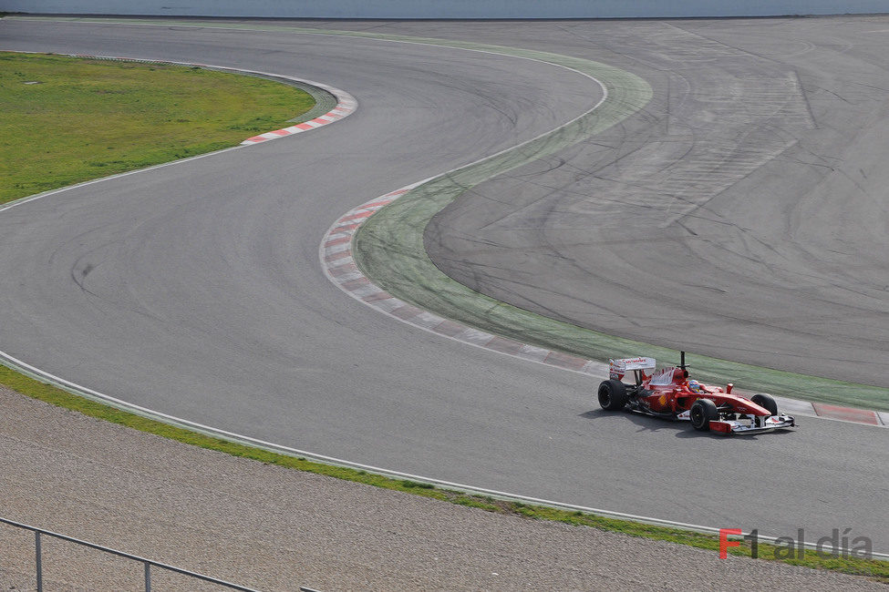 Alonso supera una de las chicanes del Circuit