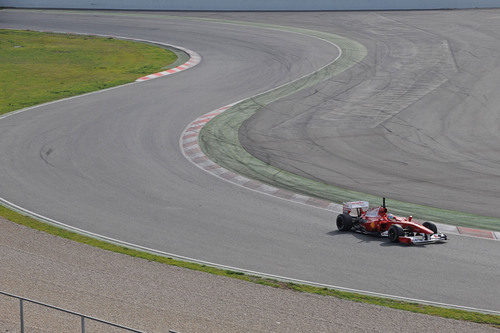 Alonso supera una de las chicanes del Circuit