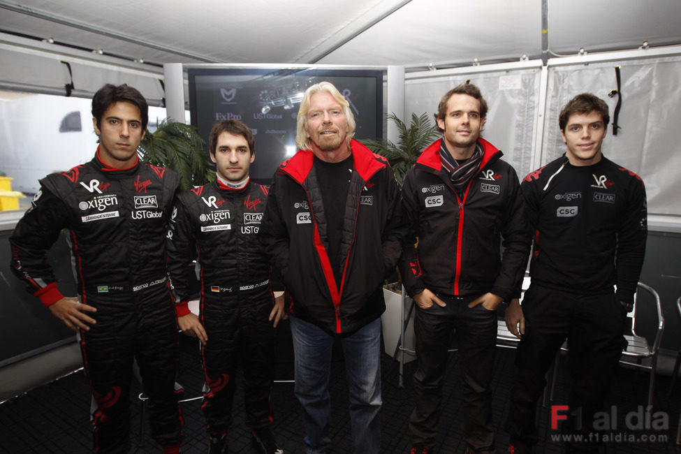 Los pilotos de Virgin con su jefe