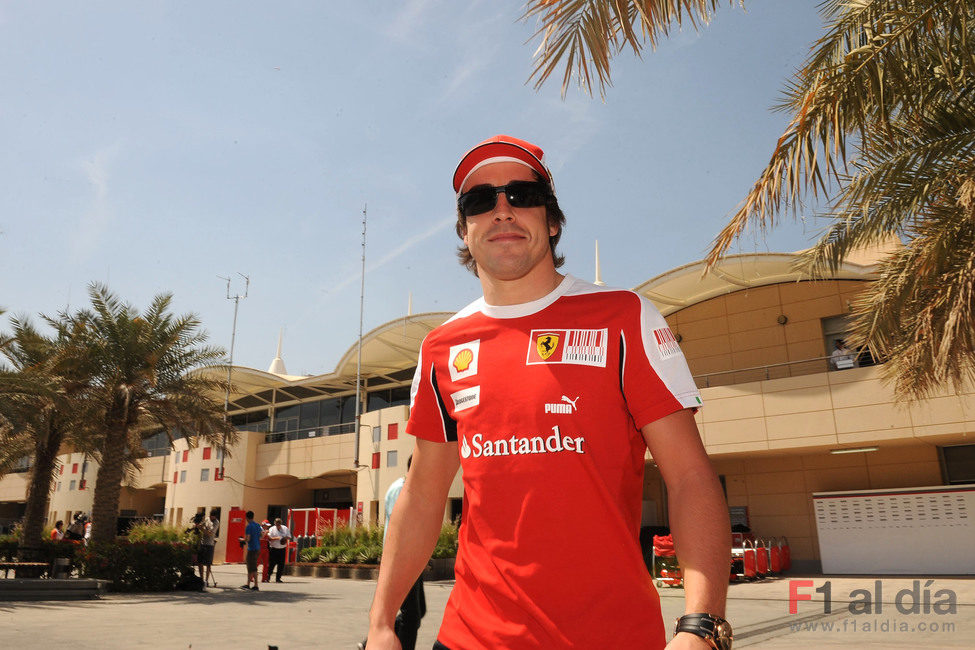 Alonso en el 'paddock'