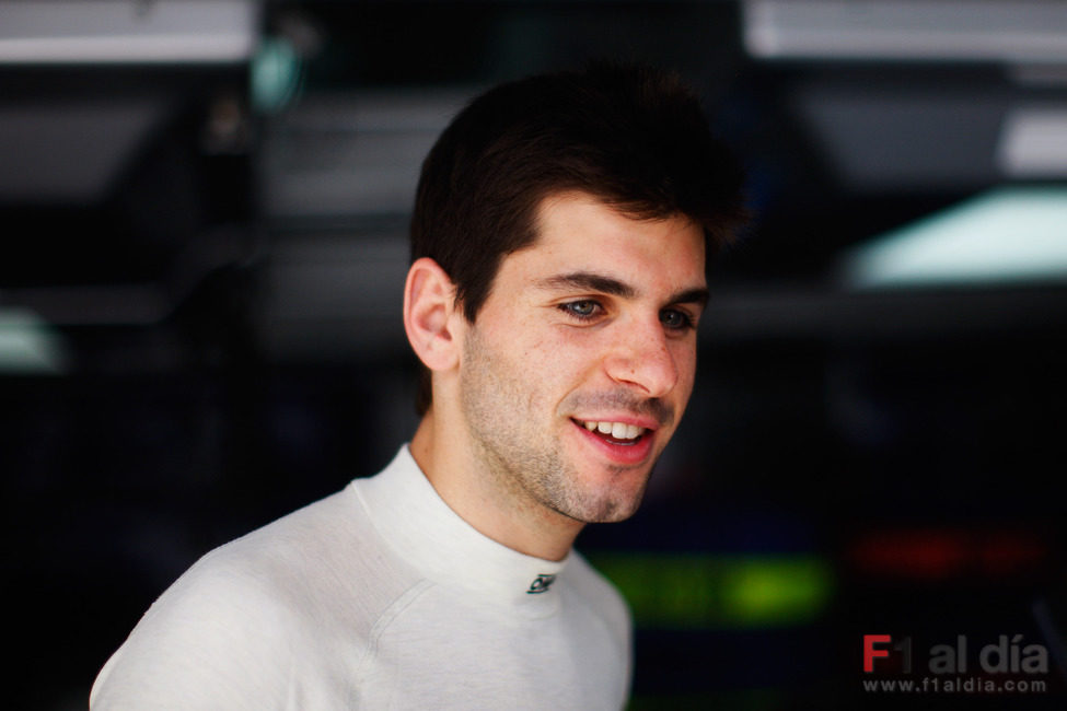 Alguersuari en su box