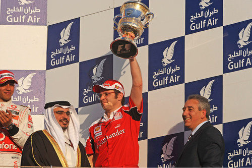 Domenicali levanta el trofeo de Ferrari