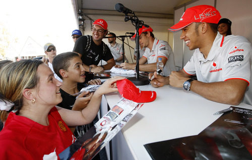 Lewis Hamilton, el amigo de los niños