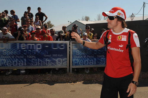 Fernando llega al circuito