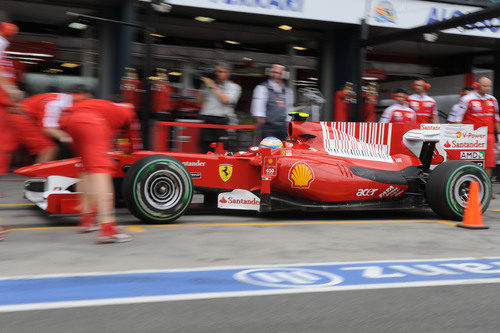 Alonso llega a boxes