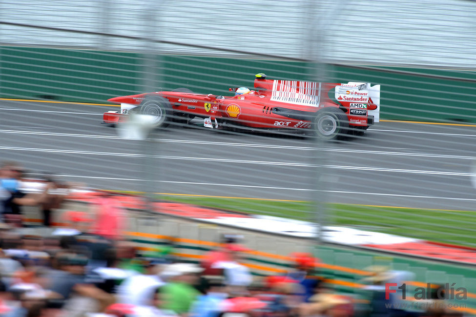 Alonso muy cerca del público australiano