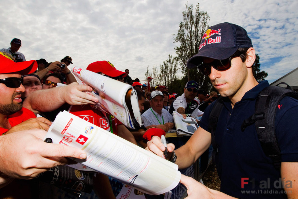 Alguersuari se hincha a firmar autógrafos