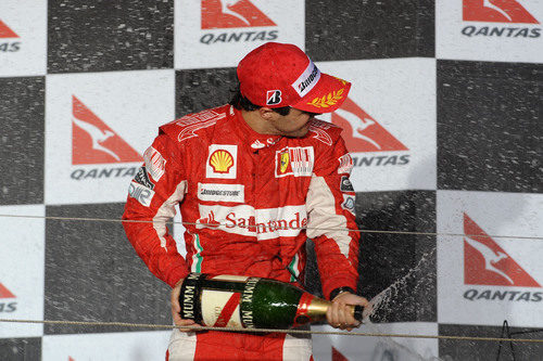 Felipe Massa descorcha el champán en el GP de Australia 2010