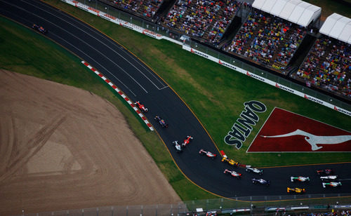 Alonso trompea en la primera curva