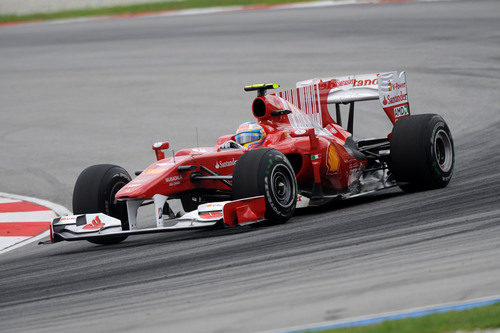 Alonso rueda en Sepang antes de que caiga la lluvia