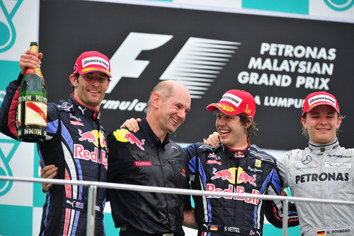 Mark Webber, Adrian Newey, Sebastian Vettel y Nico Rosberg en el podio