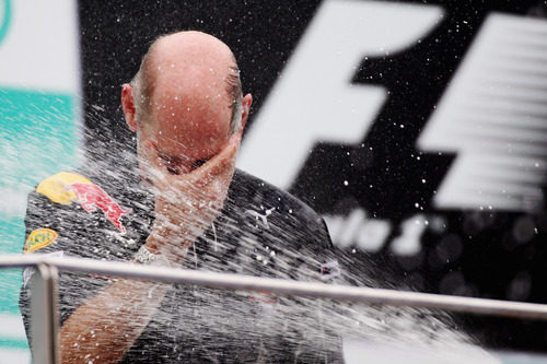 Adrian Newey empapado en champán