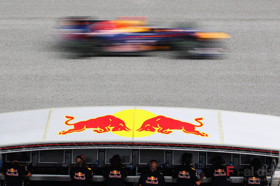 El muro de Red Bull observa a sus monoplazas