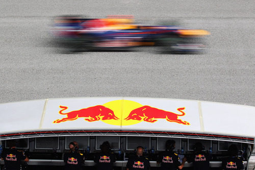 El muro de Red Bull observa a sus monoplazas