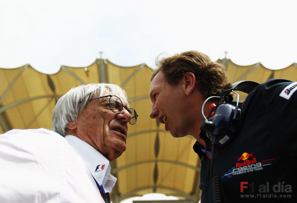 Bernie Ecclestone habla con Christian Horner