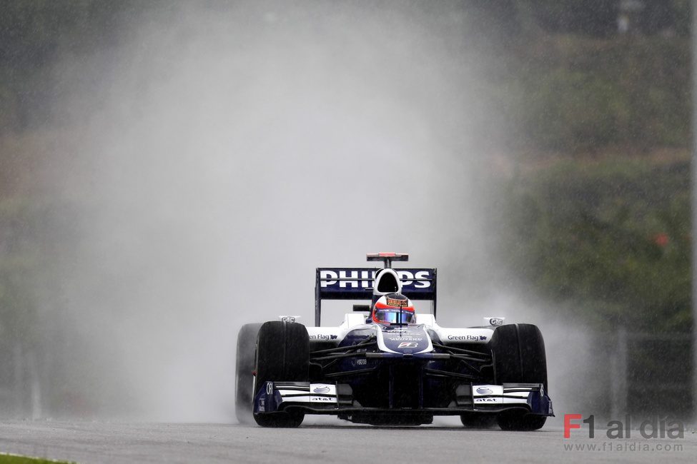 Barrichello levanta una gran cortina de agua