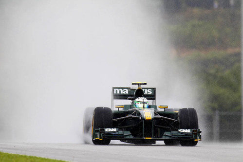 Kovalainen bajo la lluvia de Malasia