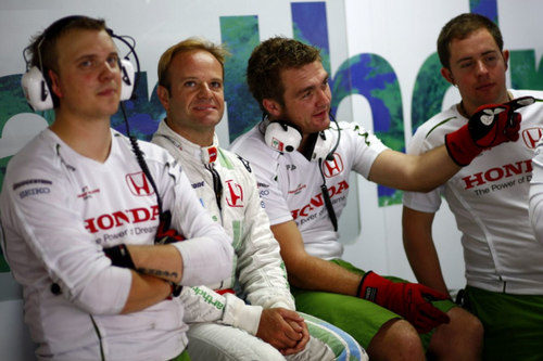 Barrichello descansa en el box