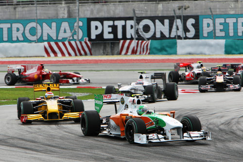 Liuzzi afronta la segunda curva por delante de Petrov