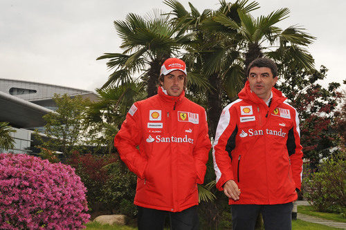 Fernando Alonso y Fabrizzio Borra en el GP de China 2010