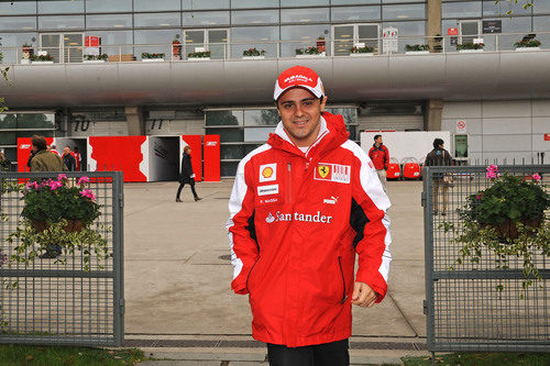 Felipe Massa en el 'paddock' de Shanghai