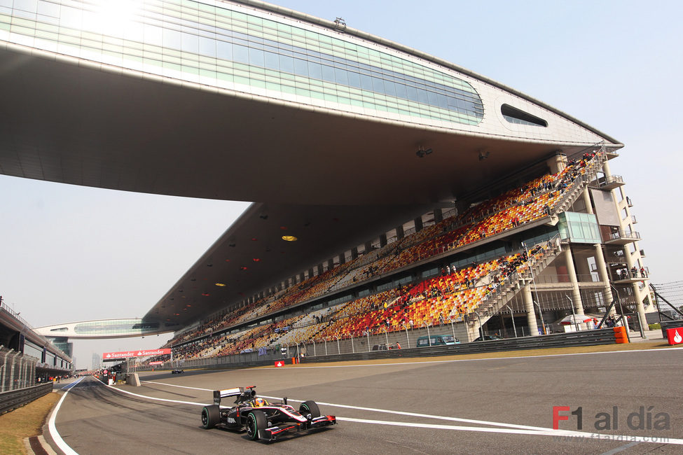 Chandhok bajo el impresionante edificio de Shanghai