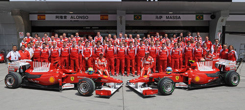 Foto de familia del equipo Ferrari