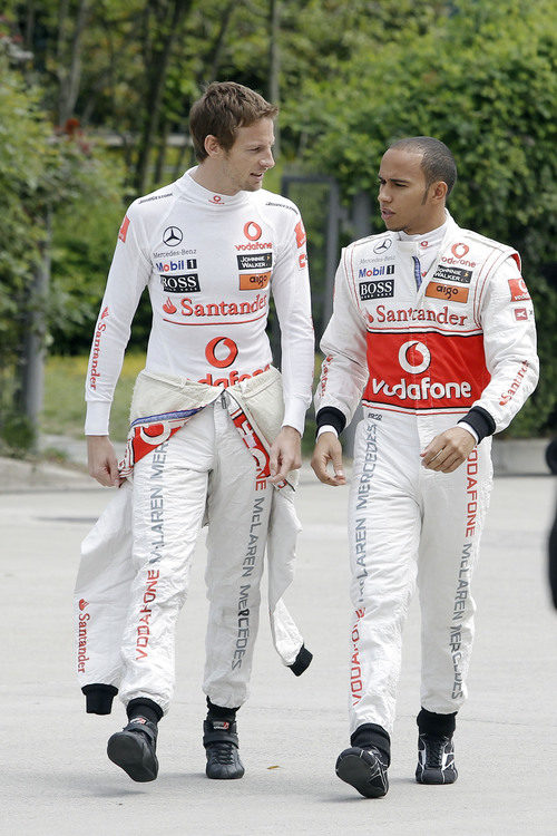 Button y Hamilton llegan juntos al circuito