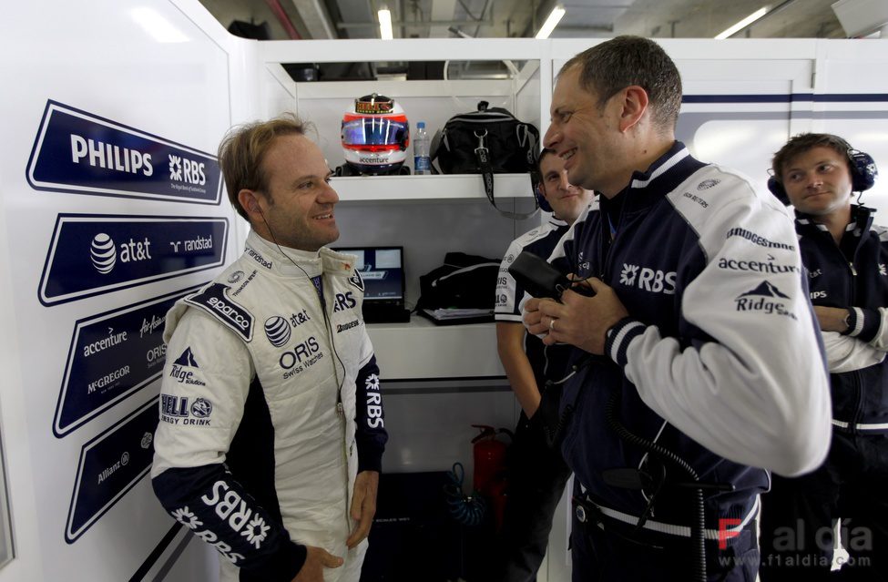 Barrichello habla amistosamente con su ingeniero