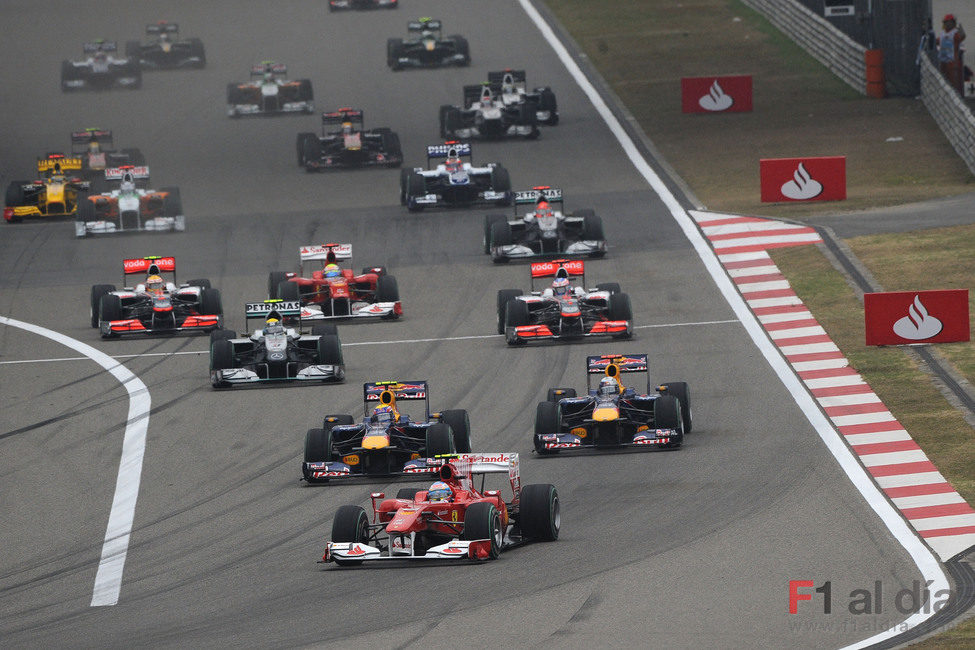 Fernando Alonso llega en cabeza a la primera curva