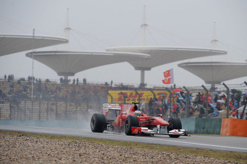 Fernando sobre el asfalto mojado de Shanghai